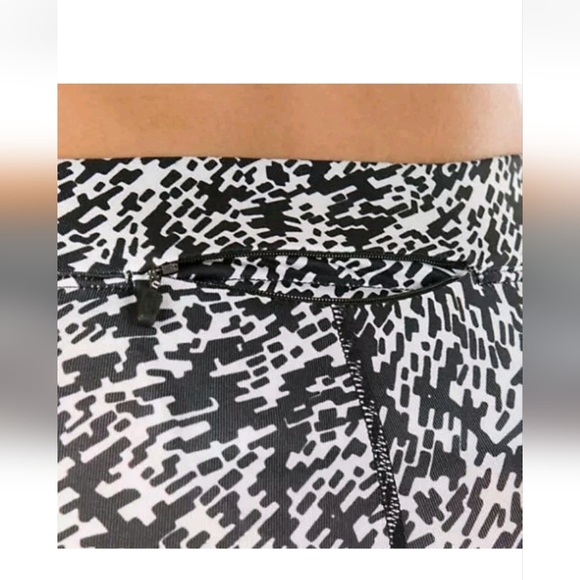Nike Dri Fit Women's High Waisted Black and White Patterned Leggings Large - Picture 13 of 16